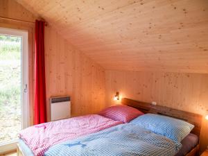Łóżko lub łóżka w pokoju w obiekcie Chalet Klippitzrose by Interhome