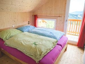 Łóżko lub łóżka w pokoju w obiekcie Chalet Klippitzrose by Interhome