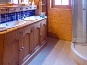 Koupelna v ubytování Chalet Dörfli by Interhome + 24 fotografií