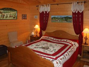 een slaapkamer met een bed in een blokhut bij Chalet Dörfli by Interhome in Les Diablerets