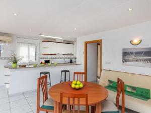 Kuchyňa alebo kuchynka v ubytovaní Apartment El Gato I by Interhome + 20 fotografií