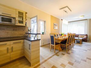 kuchnia i jadalnia ze stołem i krzesłami w obiekcie Holiday Home Marian by Interhome w mieście Balatonboglár +34 zdjęcia