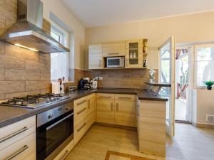 Kuchyňa alebo kuchynka v ubytovaní Holiday Home Marian by Interhome