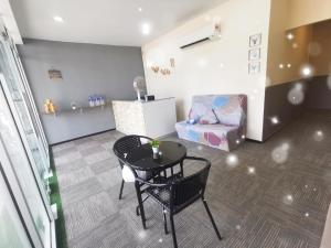 Habitación con mesa, silla y cama en Marvel Suite ABNB, en Port Dickson