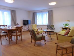 TV a/nebo společenská místnost v ubytování Apartment Matte - Alte Post by Interhome