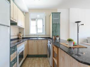 Kuchyňa alebo kuchynka v ubytovaní Holiday Home Fontibre by Interhome