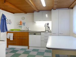 Virtuve vai virtuves zona naktsmītnē Chalet Chalet Wychel 8B by Interhome