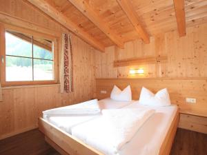 Postel nebo postele na pokoji v ubytování Chalet Chalet Alois by Interhome