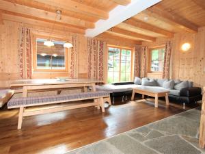 Posezení v ubytování Chalet Chalet Alois by Interhome