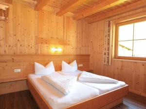 Postel nebo postele na pokoji v ubytování Chalet Chalet Alois by Interhome