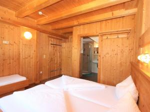 Postel nebo postele na pokoji v ubytování Chalet Chalet Alois by Interhome