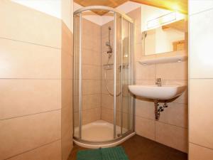 Koupelna v ubytování Chalet Chalet Alois by Interhome