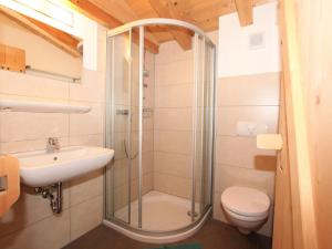 Koupelna v ubytování Chalet Chalet Alois by Interhome