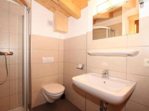 Koupelna v ubytování Chalet Chalet Alois by Interhome