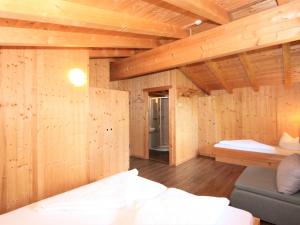 Postel nebo postele na pokoji v ubytování Chalet Chalet Alois by Interhome
