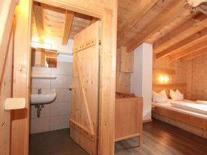 Postel nebo postele na pokoji v ubytování Chalet Chalet Alois by Interhome