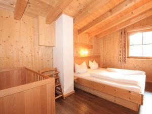 Postel nebo postele na pokoji v ubytování Chalet Chalet Alois by Interhome