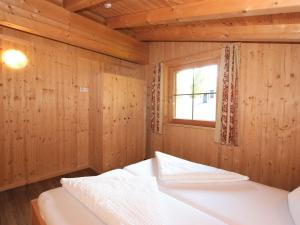 Postel nebo postele na pokoji v ubytování Chalet Chalet Alois by Interhome
