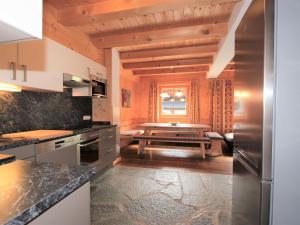 Kuchyň nebo kuchyňský kout v ubytování Chalet Chalet Alois by Interhome