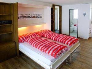 Giường trong phòng chung tại Apartment Petrani by Interhome