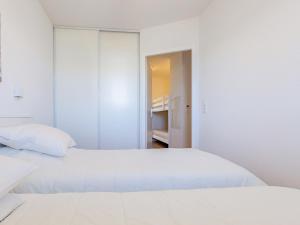 Postel nebo postele na pokoji v ubytování Apartment Les balcons des pêcheurs C25 by Interhome