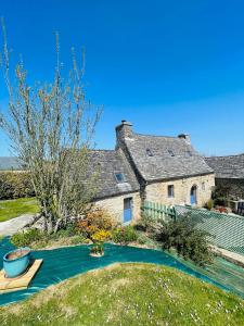 Casa de piedra grande con patio en Le Penty, en Guimaëc