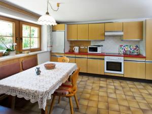 Kuhinja oz. manjša kuhinja v nastanitvi Holiday Home Ferienhaus Gasser-1 by Interhome