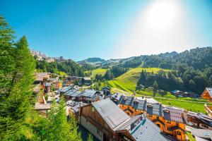 z góry widok na małe miasteczko w górach w obiekcie Le Panoramix w mieście Plagne 1800