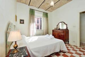 Säng eller sängar i ett rum på Borgo Vittorio
