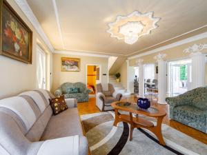 - un salon avec un canapé et une table dans l'établissement Villa Big Thuja by Interhome, à Balatonföldvár