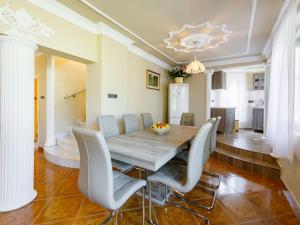 - une salle à manger avec une table et des chaises en bois dans l'établissement Villa Big Thuja by Interhome, à Balatonföldvár