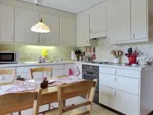 Kuchyň nebo kuchyňský kout v ubytování Apartment Gentiane by Interhome