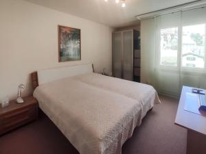 Llit o llits en una habitació de Apartment Allod Park Haus C 207 by Interhome