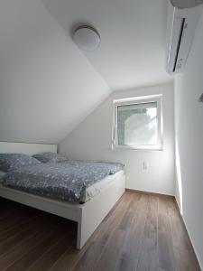 Un pat sau paturi într-o cameră la Relax Apartment