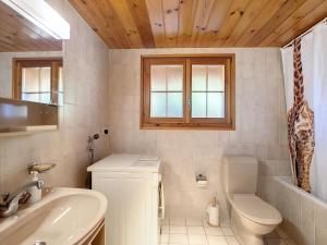 ห้องน้ำของ Chalet Les 4 Saisons by Interhome