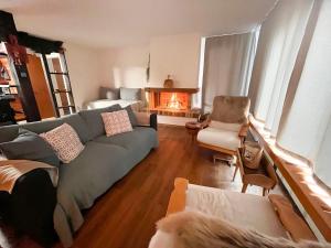 un soggiorno con divano e camino di Apartment SnowKaya Grindelwald by Interhome a Grindelwald