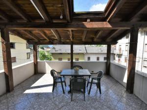 d'une terrasse avec une table et des chaises sur un balcon. dans l'établissement Apartment Grosio Terrace by Interhome, à Grosio