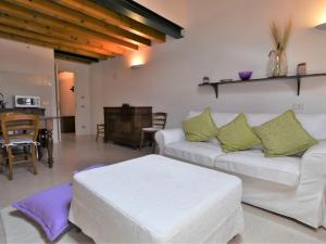 un soggiorno con divano bianco e tavolo di Apartment Loft Este by Interhome a Este