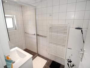 Et badeværelse på Holiday Home Leopoldau by Interhome