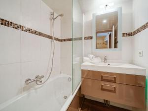 La salle de bains est pourvue d'une douche, d'un lavabo et d'une baignoire. dans l'établissement Studio Palafour - Le Lac-4 by Interhome, à Tignes
