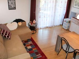 O zonă de relaxare la Apartment Grande-Ourse 2 pièces 1027 by Interhome