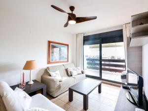een woonkamer met een bank en een plafondventilator bij Apartment Alamar by Interhome in Mijas Costa