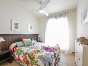 een slaapkamer met een bed met een bloemenbed bij Apartment Alamar by Interhome in Mijas Costa