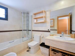 een badkamer met een toilet, een wastafel en een bad bij Apartment Alamar by Interhome in Mijas Costa