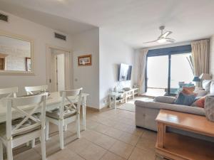 ein Wohnzimmer mit einem Sofa und einem Tisch in der Unterkunft Apartment Alamar by Interhome in Mijas Costa