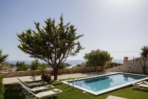 Willa z basenem i drzewem w obiekcie Veranda Sea View Villa, Walking Distance to Beach, By ThinkVilla w mieście Agia Pelagia