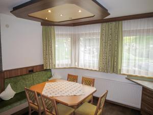 comedor con mesa y sillas en Apartment Alpenflora by Interhome en Kappl