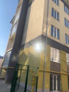 ein Gebäude mit einem grünen Tor davor in der Unterkunft Samira1 in Kiew