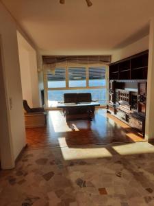 ein Wohnzimmer mit einer Tischtennisplatte in der Unterkunft Appartamento Chicca in Lugano
