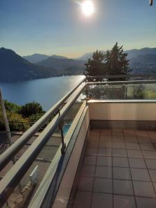 un balcón con vistas a un cuerpo de agua en Appartamento Chicca, en Lugano